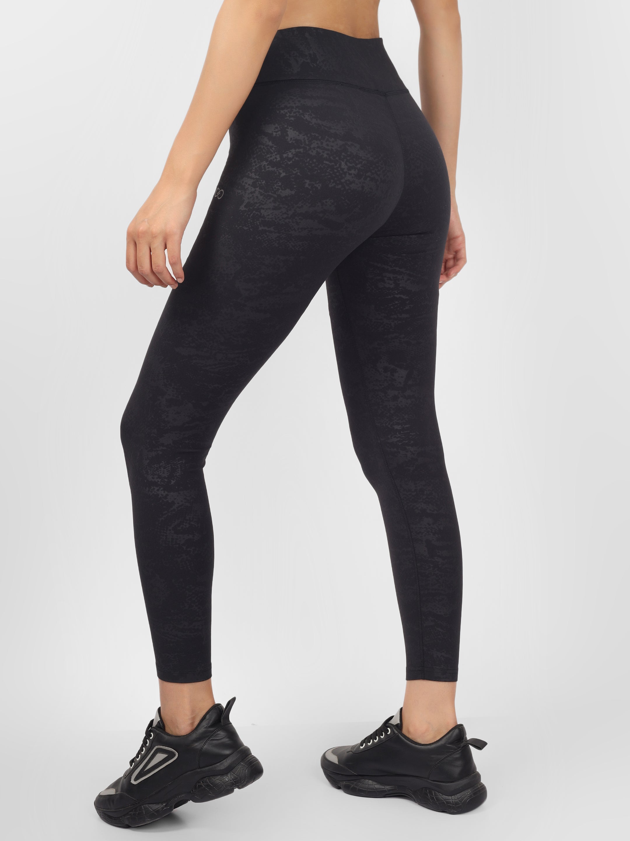 Maxtreme Power Me Black Pocket Women's Capri Leggings